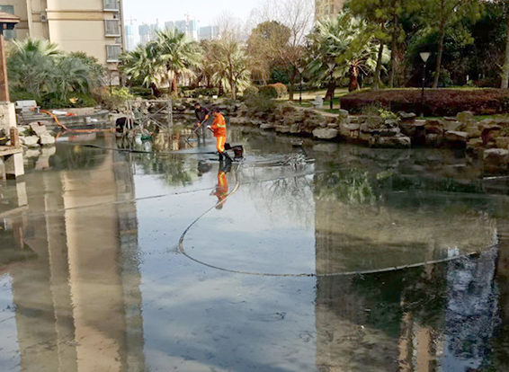 万全景观池淤泥清理