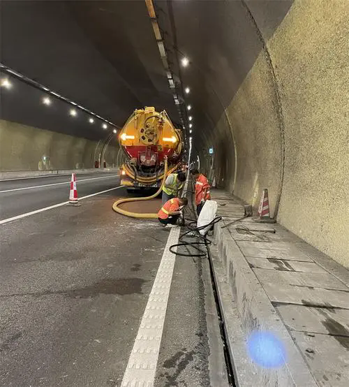 万全隧道排水渠清淤